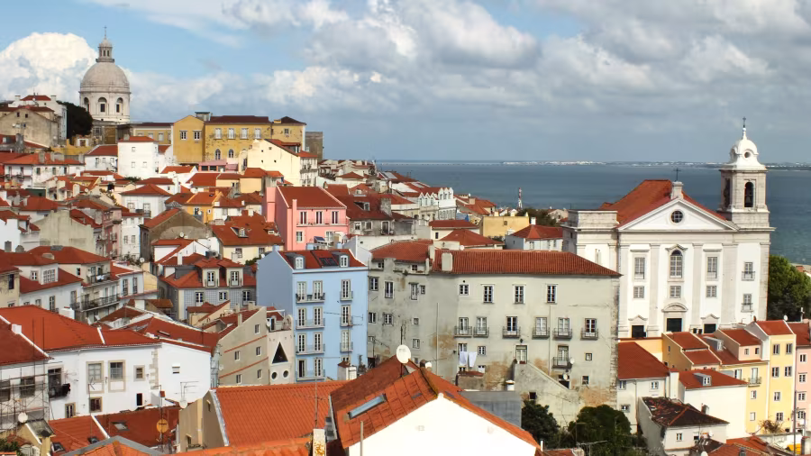 Alfama: telhados vermelhos, casas coloridas e o Tejo ao fundo